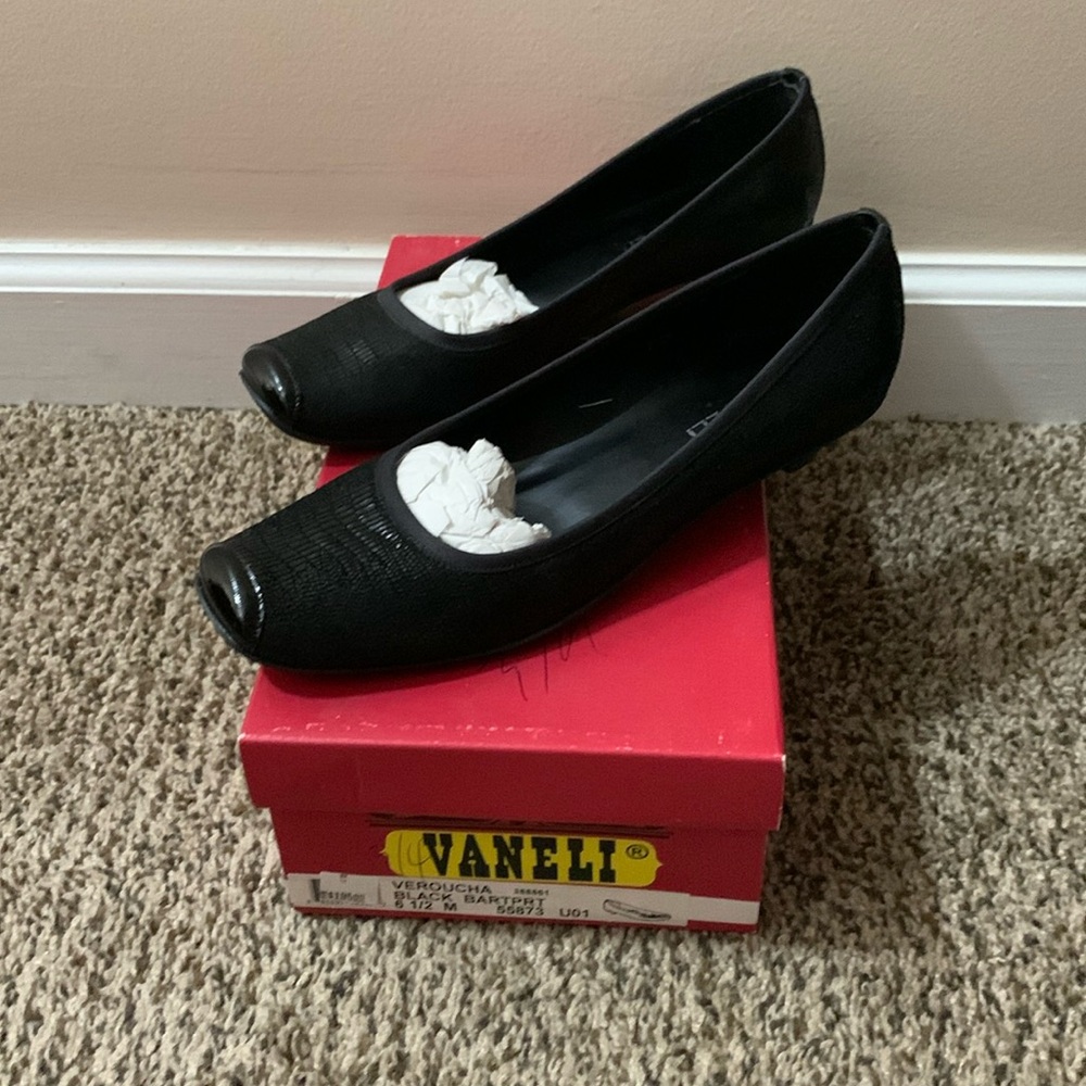 Woman’s small heel dress shoes